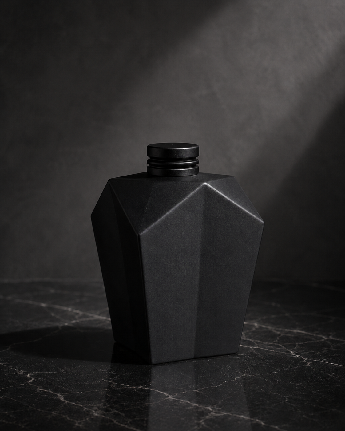 Frasco preto fosco com facetas geométricas