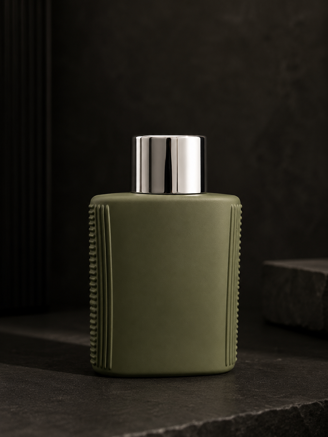 Frasco verde fosco com detalhe ranhurado