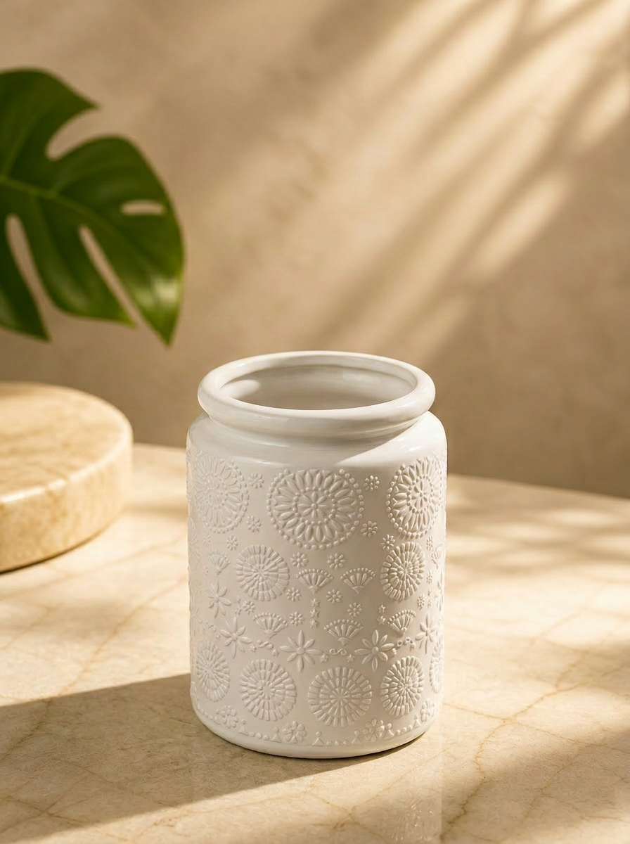 Pote cerâmico branco com relevo floral