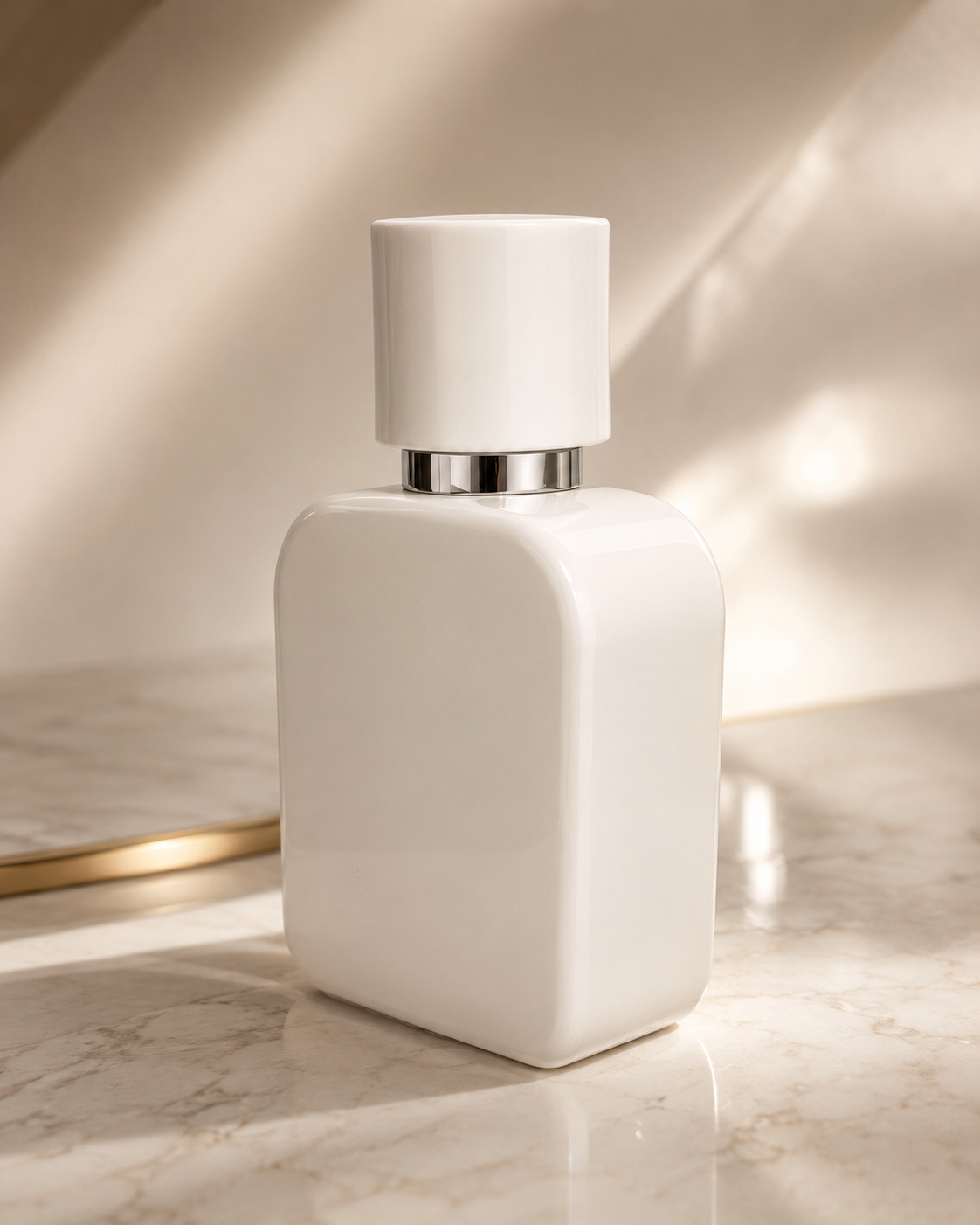 Frasco branco minimalista com detalhe metalizado