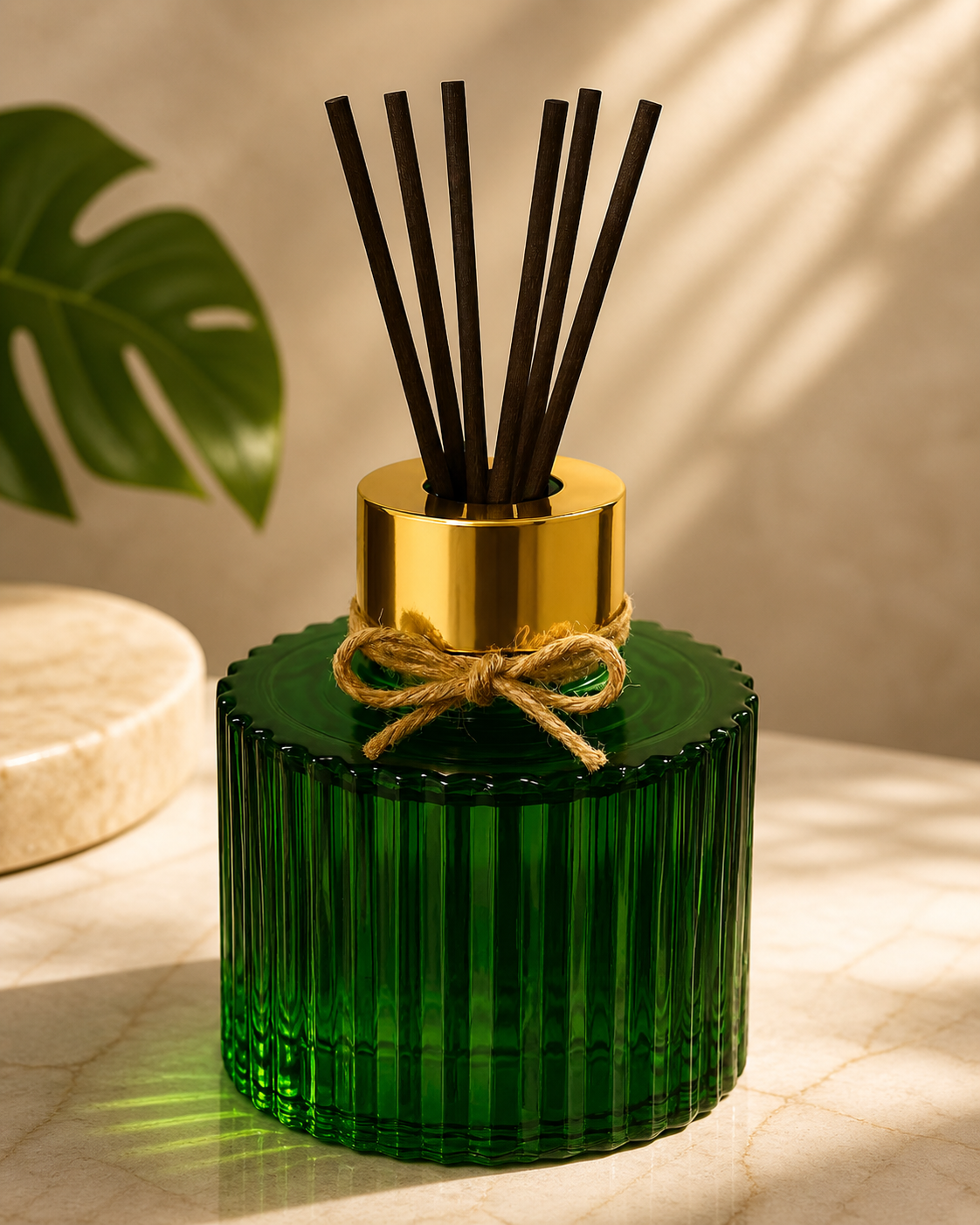 Difusor verde com acabamento dourado