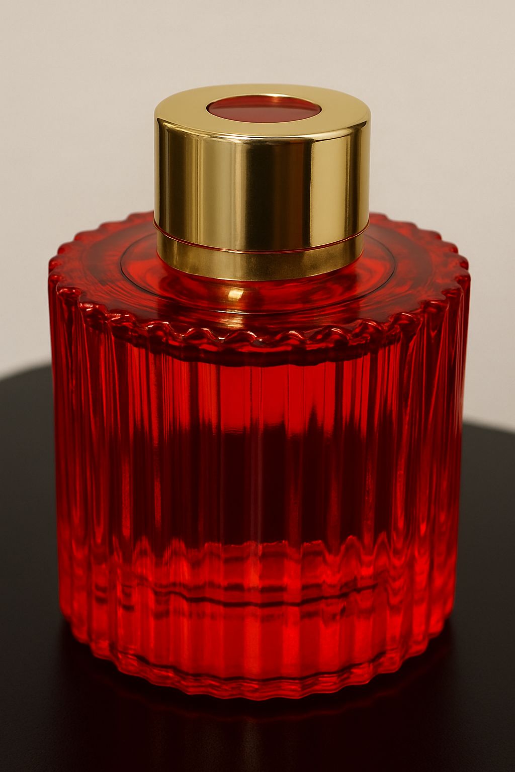 Frasco vermelho texturizado com tampa dourada
